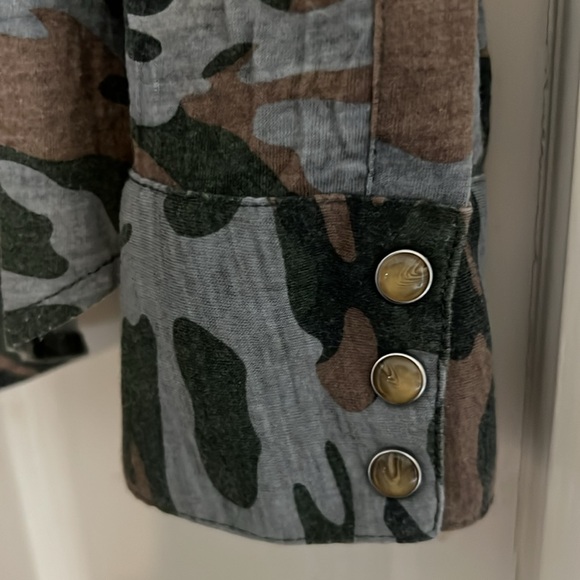 Ivy Jane camo snap button-down with embroidery details, XS - Picture 2 of 3